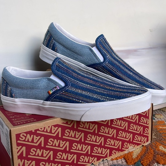 Vans Men’s Classic Slip-On
2gether As Ourselves Multi
VN000BVZCYL
Sneakers - Picture 5 of 16